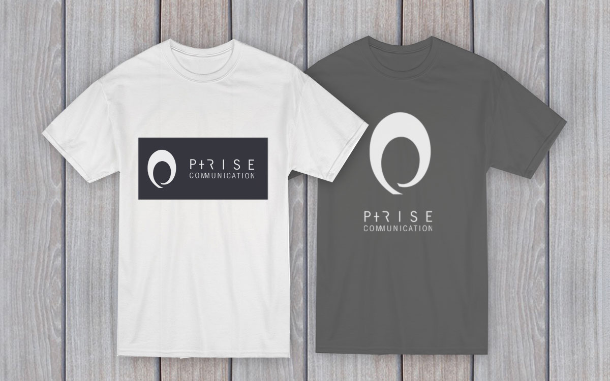 ロゴ入りのオリジナルTシャツ
